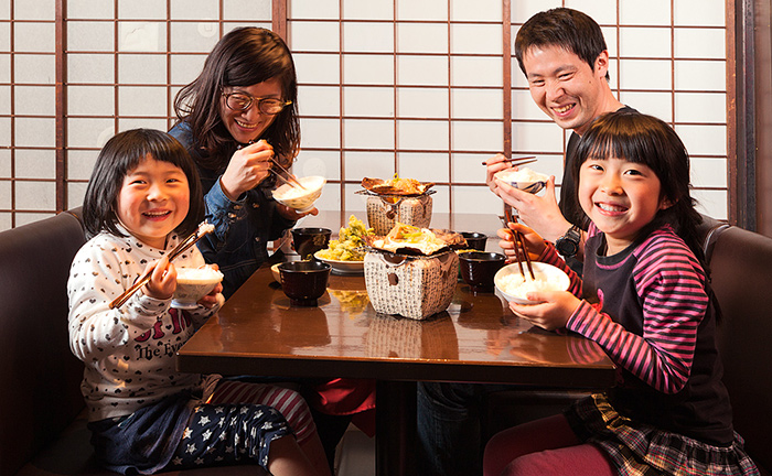 朴葉味噌を食べる家族